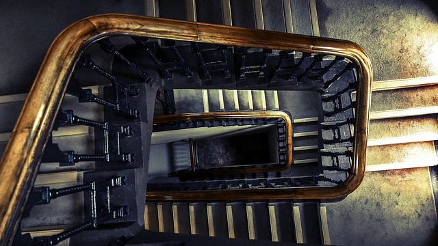 klasické schodiště se zábradlím